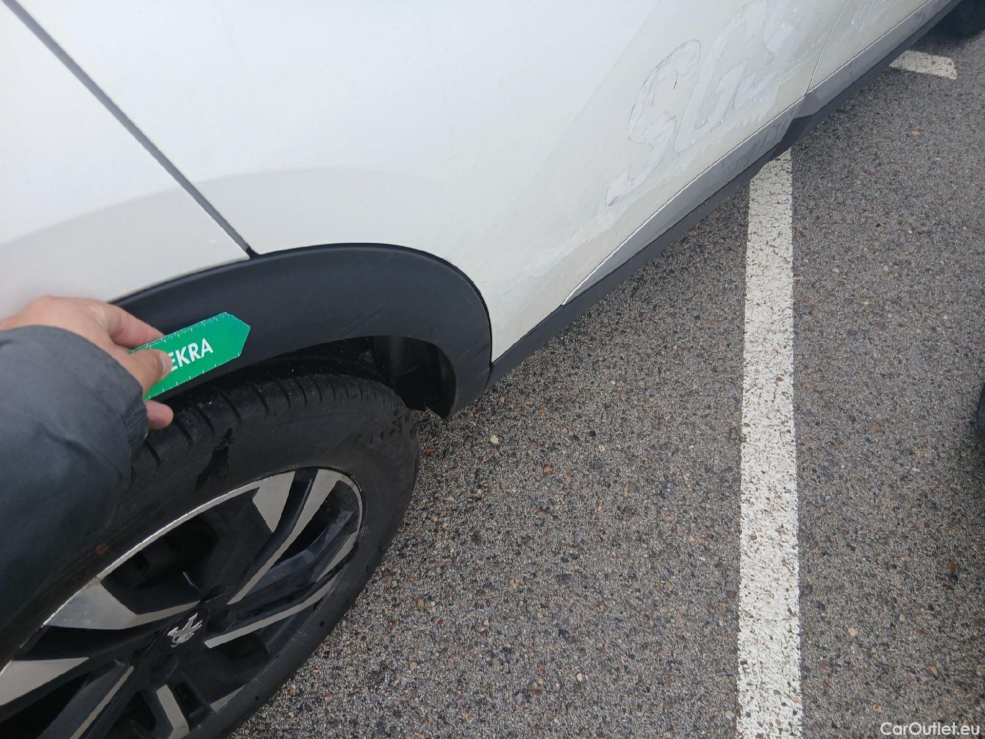  Peugeot  2008 PEUGEOT  / 2019 / 5P / todoterreno Allure BlueHDI 81kW (110CV) #19