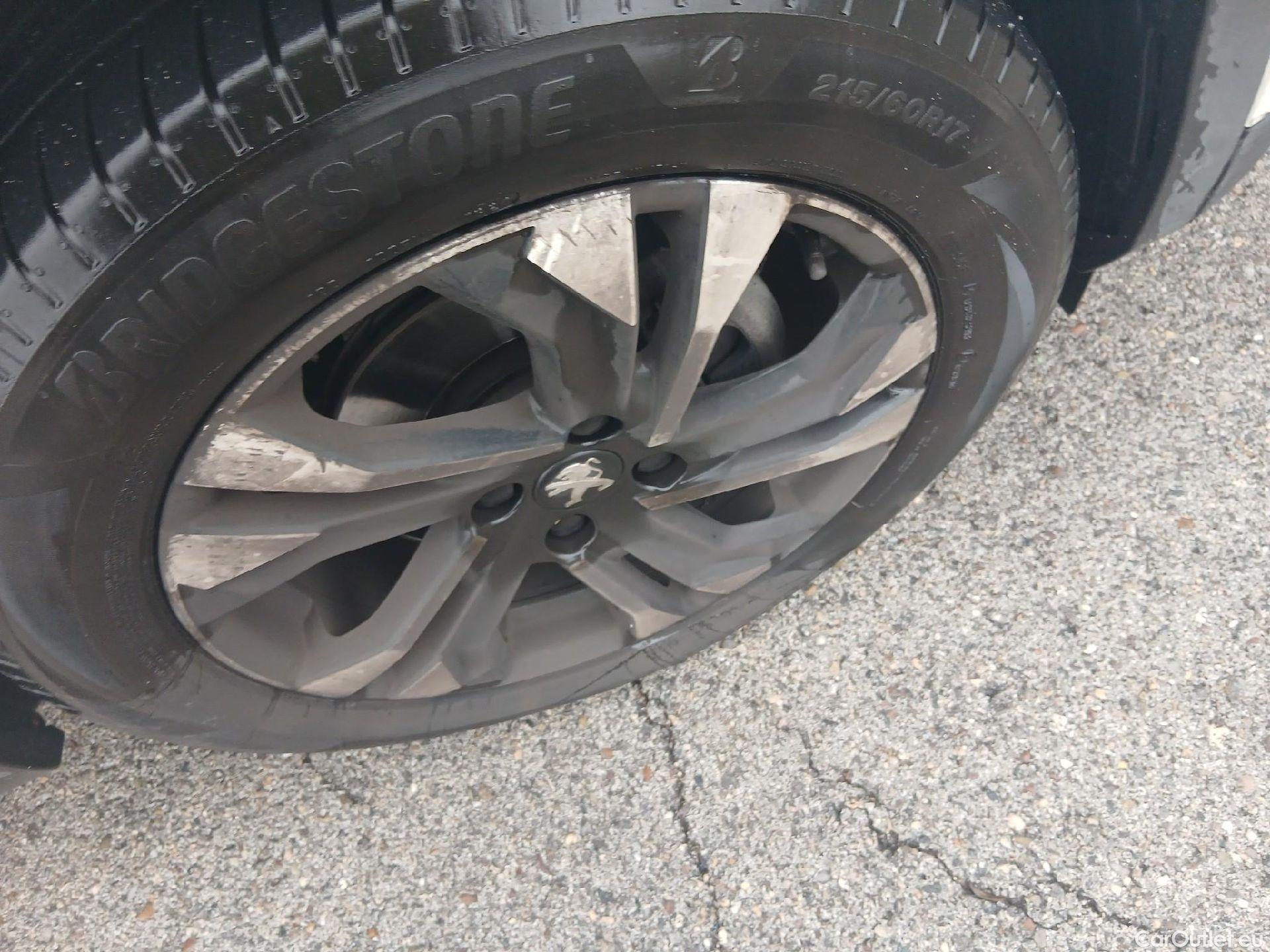  Peugeot  2008 PEUGEOT  / 2019 / 5P / todoterreno Allure BlueHDI 81kW (110CV) #24