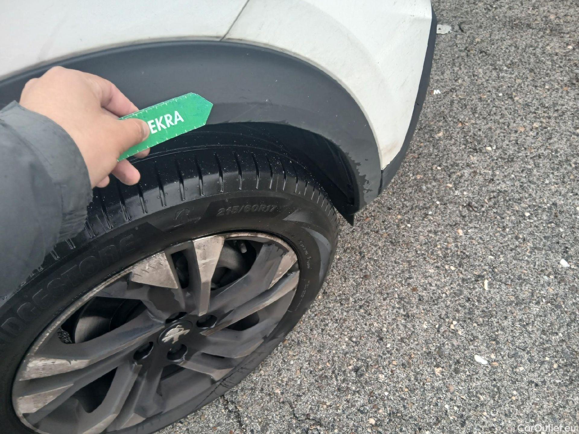  Peugeot  2008 PEUGEOT  / 2019 / 5P / todoterreno Allure BlueHDI 81kW (110CV) #23