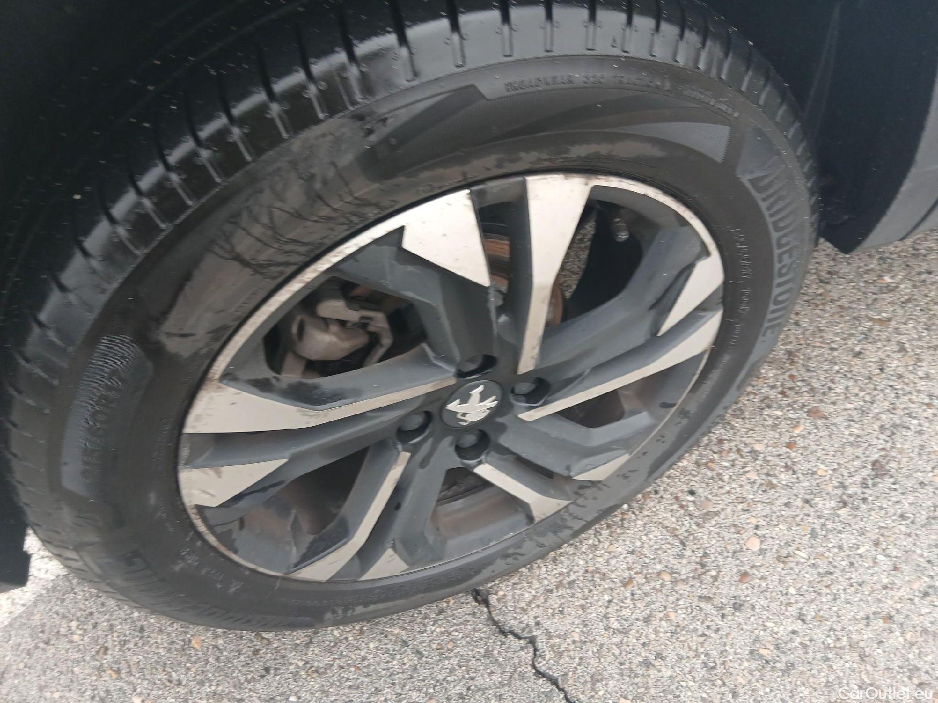  Peugeot  2008 PEUGEOT  / 2019 / 5P / todoterreno Allure BlueHDI 81kW (110CV) #17