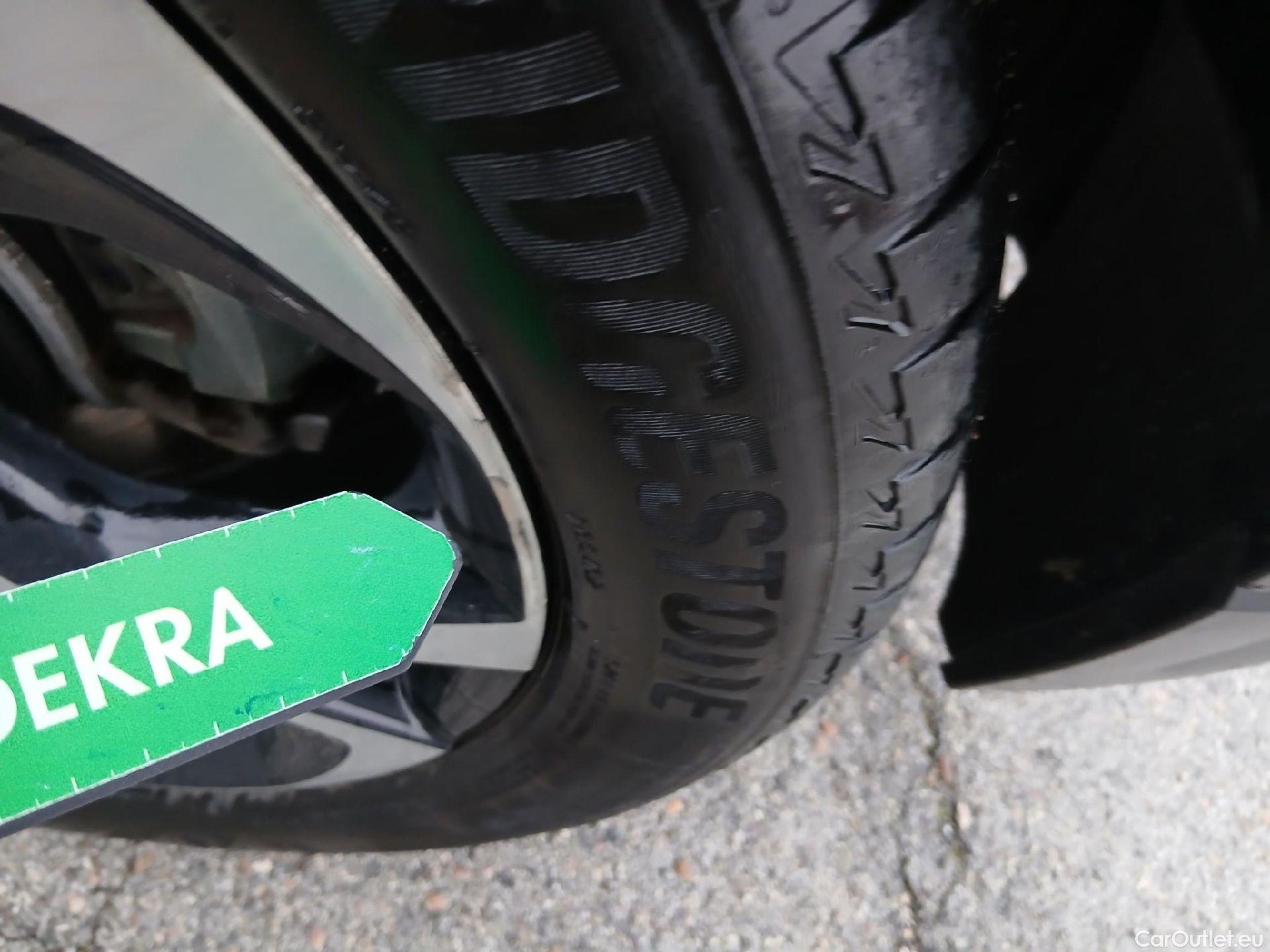  Toyota  C-HR TOYOTA  / 2016 / 5P / todoterreno 1.8 125H Advance (CX) #3