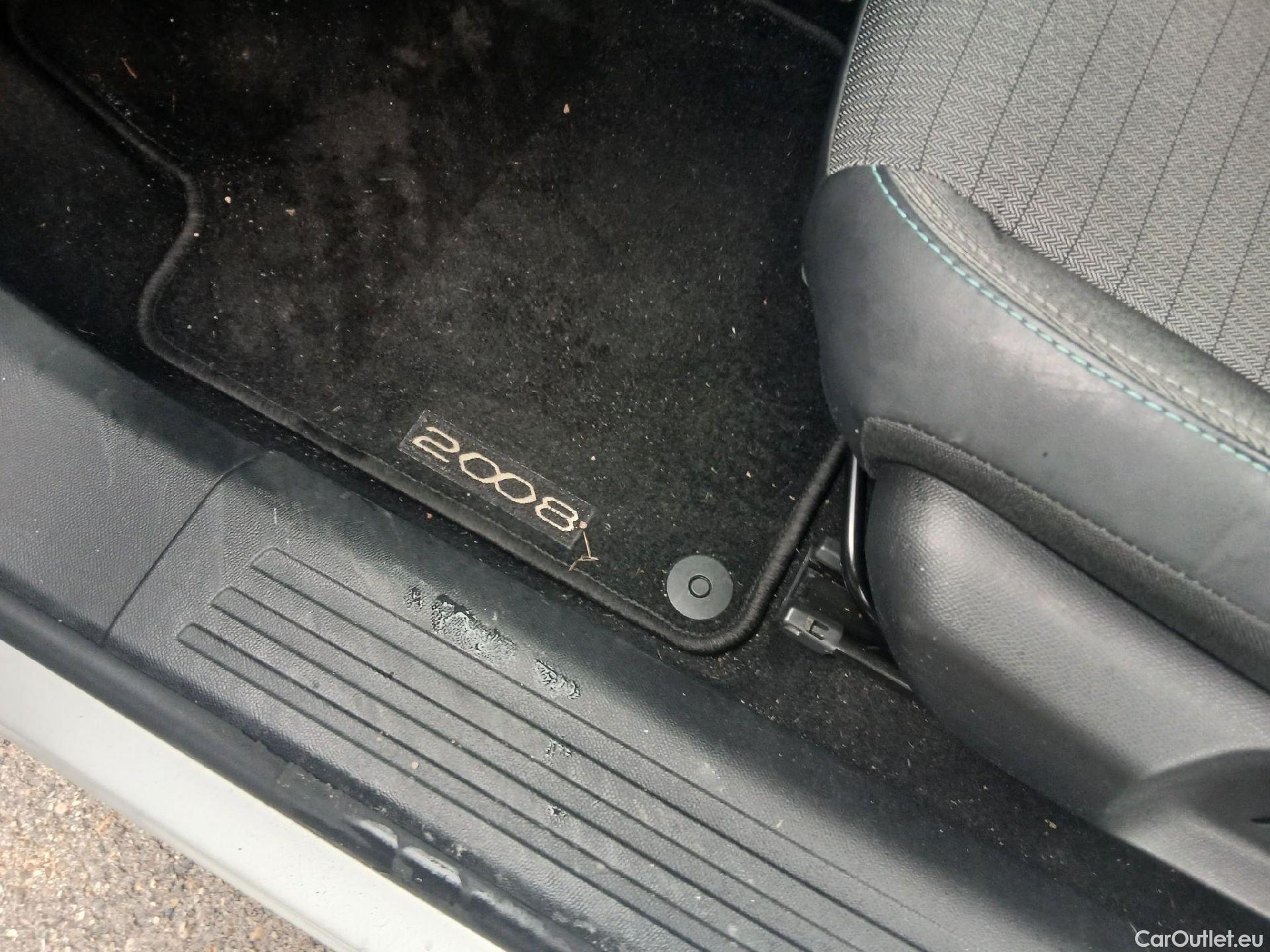  Peugeot  2008 PEUGEOT  / 2019 / 5P / todoterreno Allure BlueHDI 81kW (110CV) #2