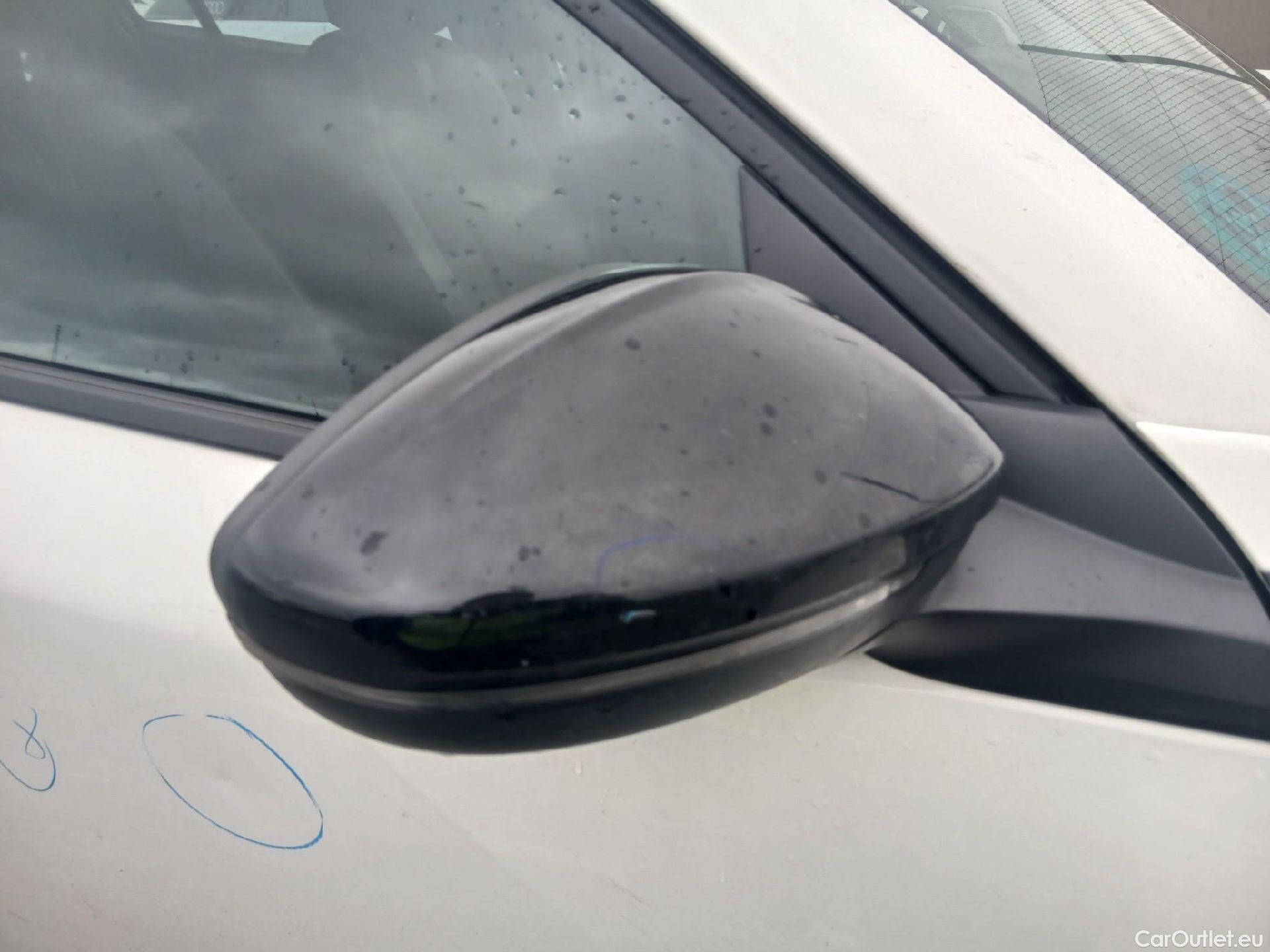  Peugeot  2008 PEUGEOT  / 2019 / 5P / todoterreno Allure BlueHDI 81kW (110CV) #21