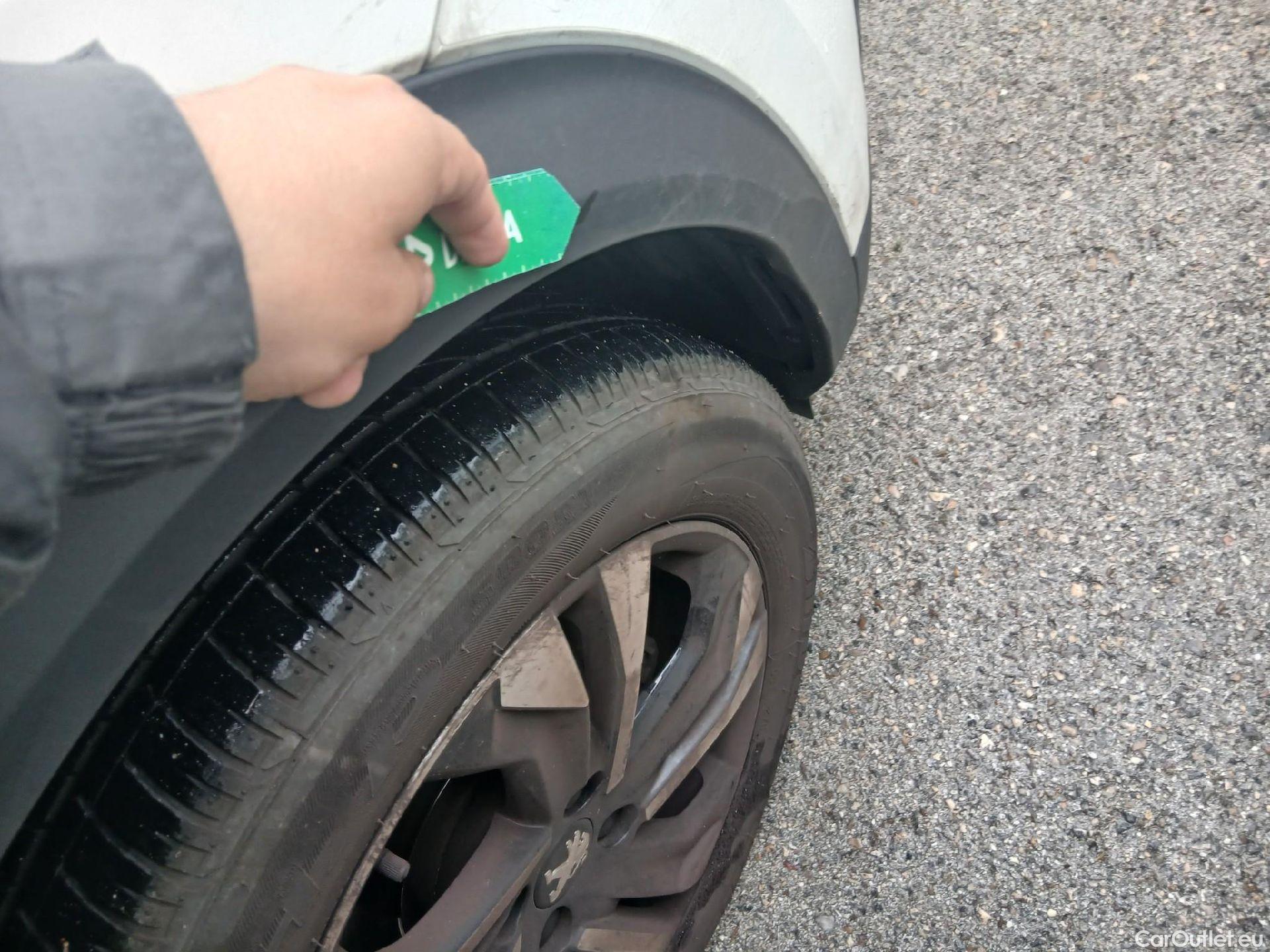  Peugeot  2008 PEUGEOT  / 2019 / 5P / todoterreno Allure BlueHDI 81kW (110CV) #26