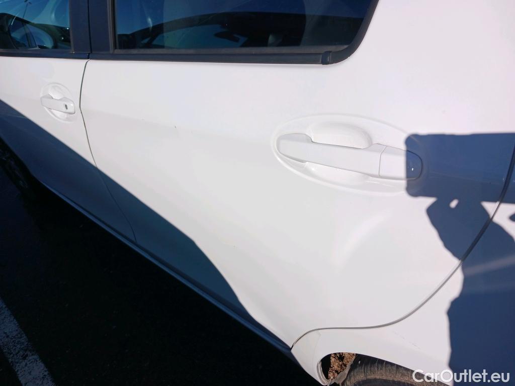  Toyota  Yaris TOYOTA  / 2017 / 5P / berlina con portón 1.5 Hybrid Active #28