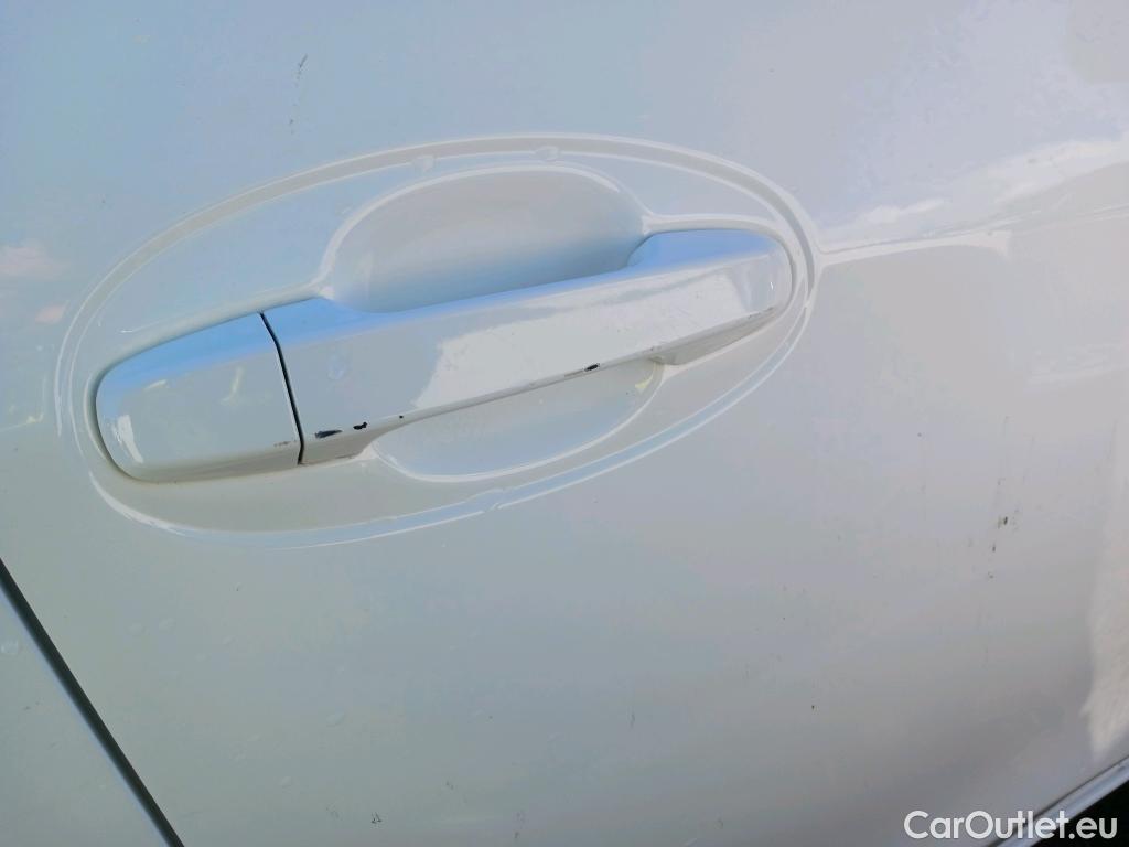  Toyota  Yaris TOYOTA  / 2017 / 5P / berlina con portón 1.5 Hybrid Active #26