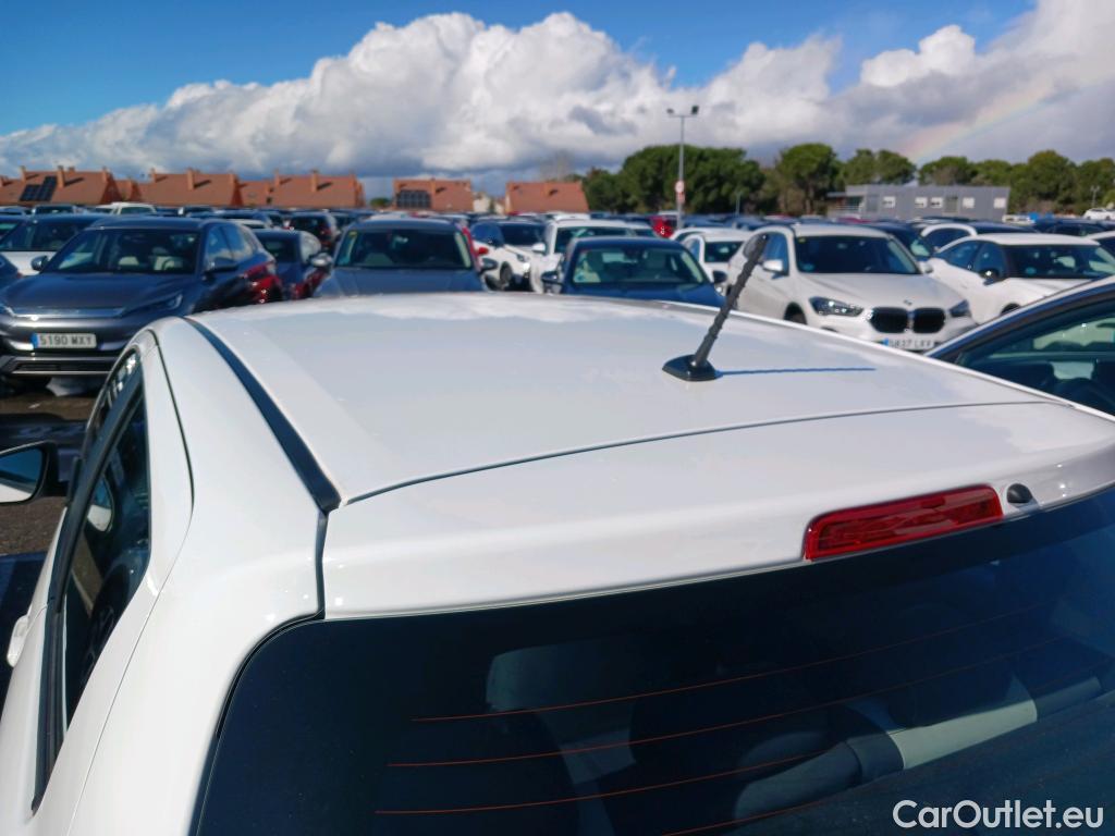  Toyota  Yaris TOYOTA  / 2017 / 5P / berlina con portón 1.5 Hybrid Active #1