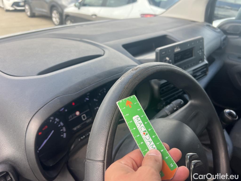  Citroen  Berlingo CITROEN  / 2018 / 4P / combi Talla M BlueHDi 100 LIVE (AC) #35