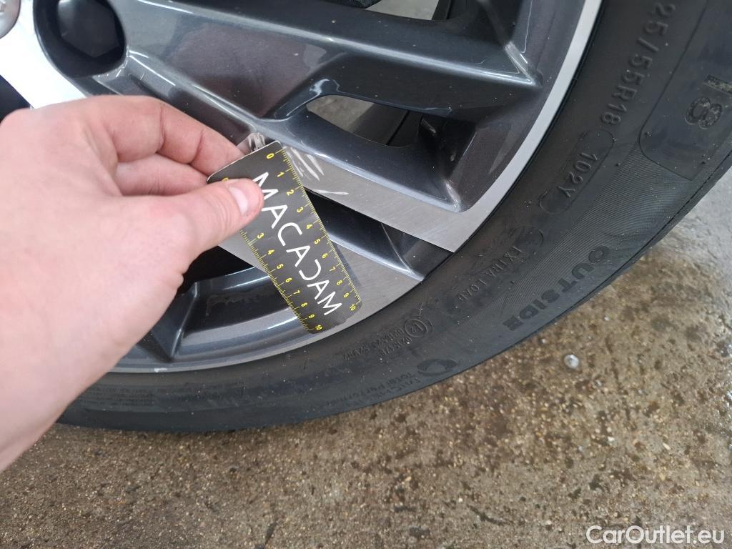  Peugeot  3008 PEUGEOT  / 2020 / 5P / SUV 1.6 HYBRID 225 E-EAT8 Allure Pack #23