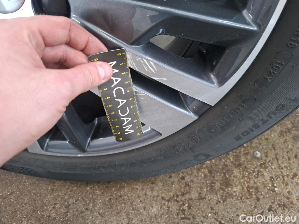  Peugeot  3008 PEUGEOT  / 2020 / 5P / SUV 1.6 HYBRID 225 E-EAT8 Allure Pack #21