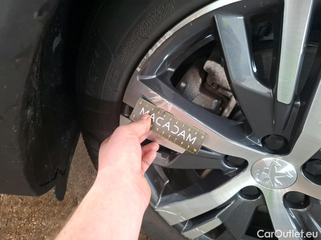  Peugeot  3008 PEUGEOT  / 2020 / 5P / SUV 1.6 HYBRID 225 E-EAT8 Allure Pack #14