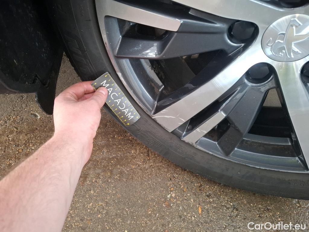  Peugeot  3008 PEUGEOT  / 2020 / 5P / SUV 1.6 HYBRID 225 E-EAT8 Allure Pack #16