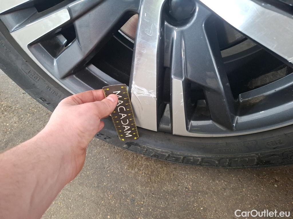  Peugeot  3008 PEUGEOT  / 2020 / 5P / SUV 1.6 HYBRID 225 E-EAT8 Allure Pack #40