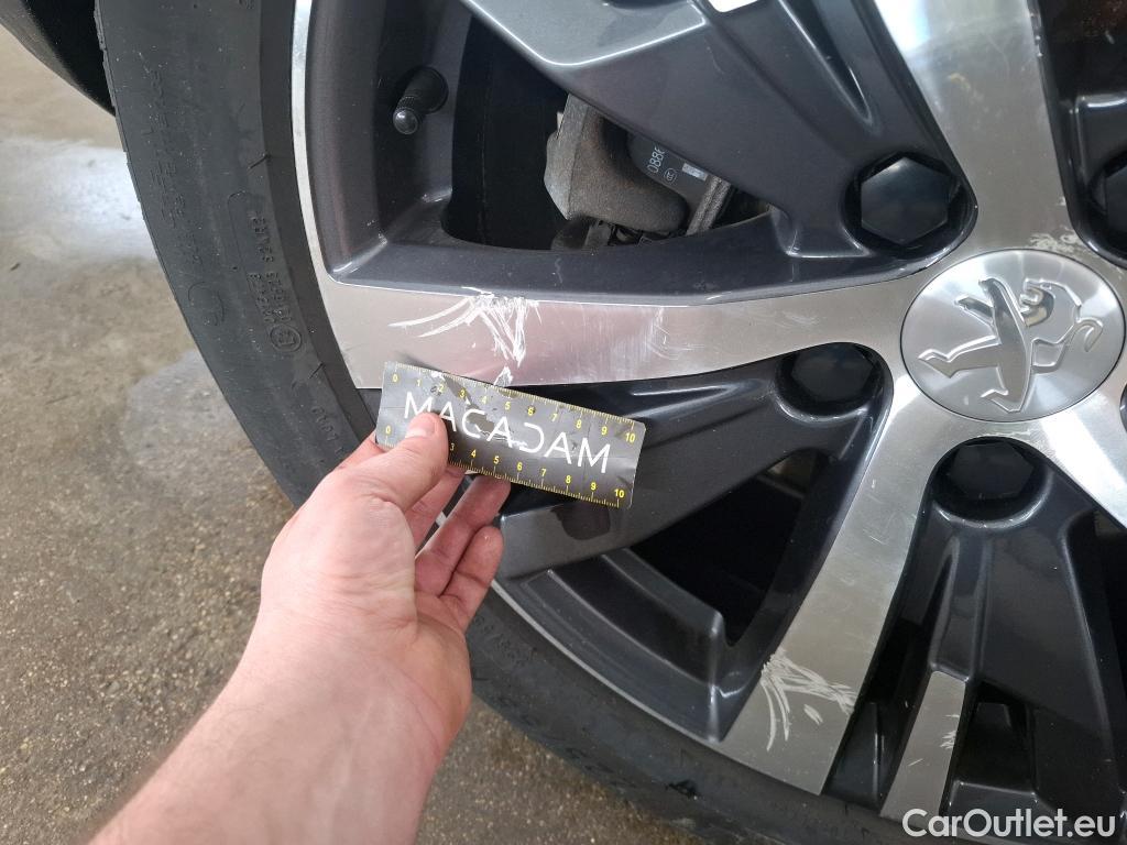  Peugeot  3008 PEUGEOT  / 2020 / 5P / SUV 1.6 HYBRID 225 E-EAT8 Allure Pack #41