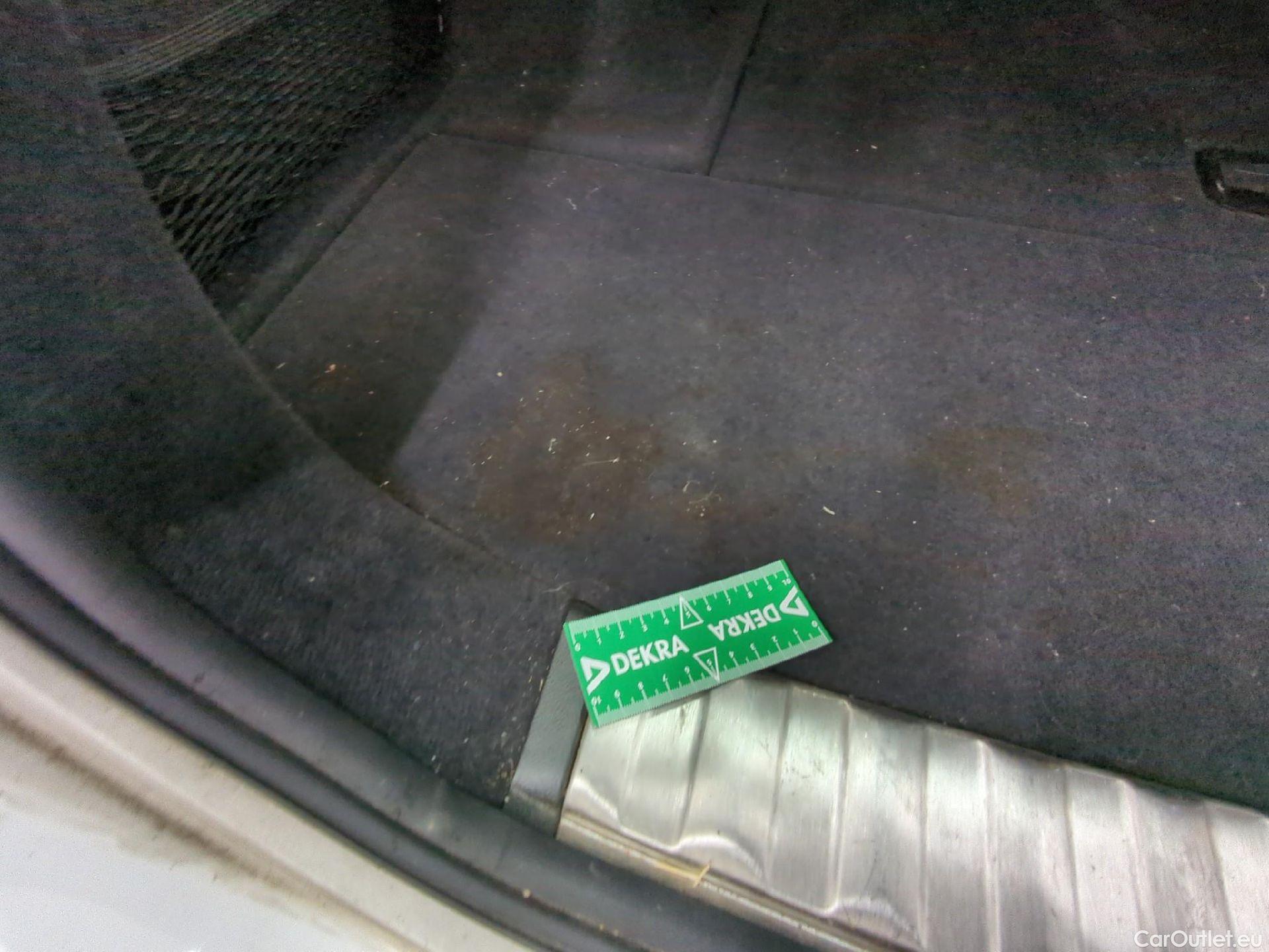  Bmw  Serie 3 BMW Série 3 Touring / 2018 / 5P / Break 318d 150ch Lounge BVA8 #8