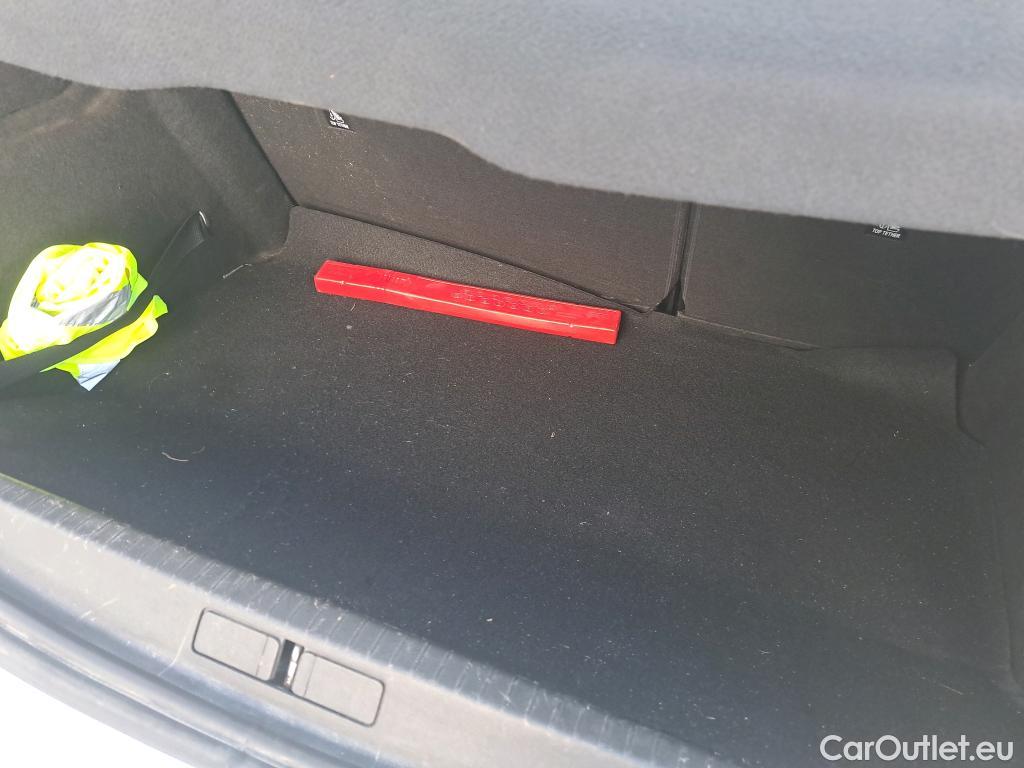  Peugeot  208 PEUGEOT  / 2019 / 5P / berlina con portón BlueHDi 73kW (100CV) Active Pack (AC) #18