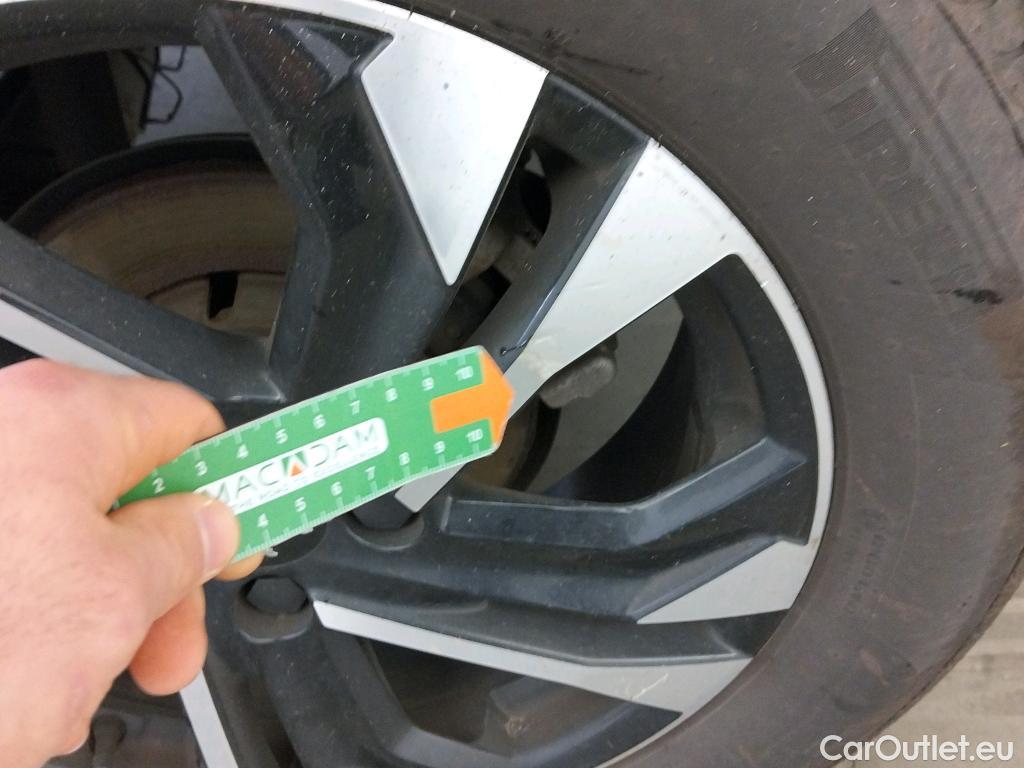  Peugeot  2008 PEUGEOT  / 2019 / 5P / todoterreno Allure BlueHDI 81kW (110CV) #9