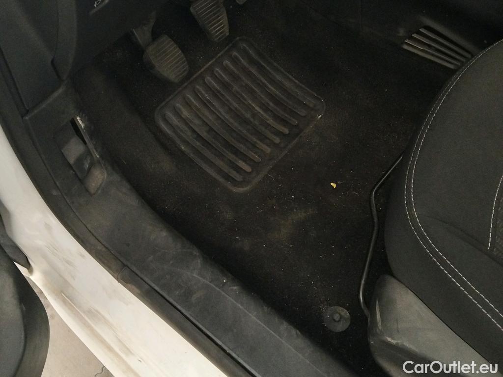  Peugeot  208 PEUGEOT  / 2015 / 5P / berlina con portón 5P ACTIVE BlueHDi 73kW (100CV) #18