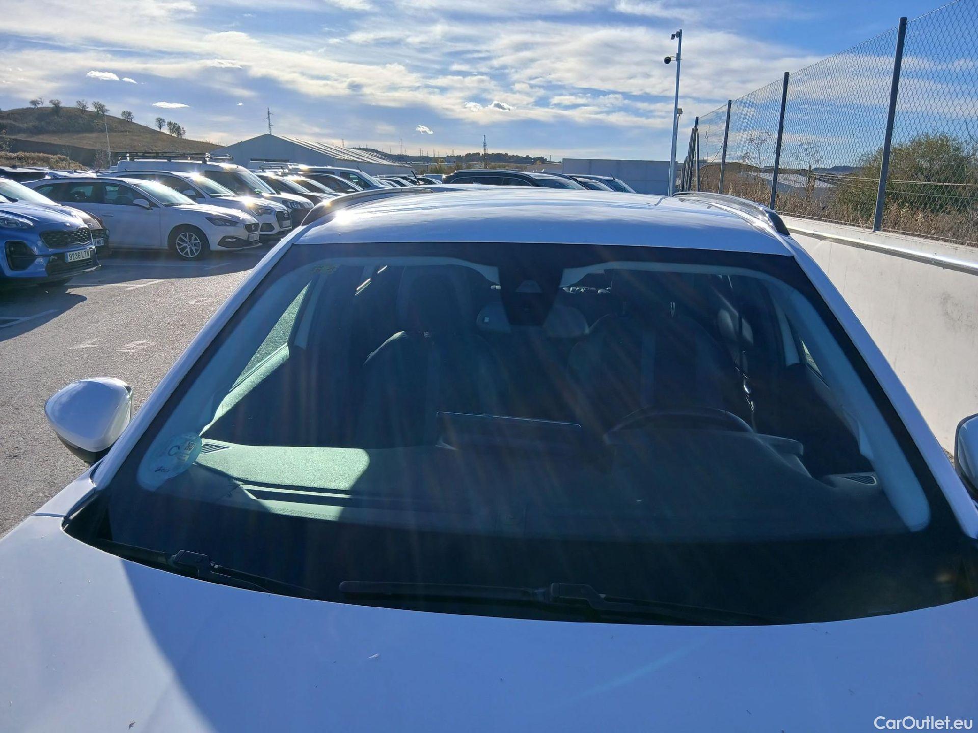  Peugeot  2008 PEUGEOT  / 2019 / 5P / todoterreno Allure Puretech 100 S&S BVM6 (CX) #2