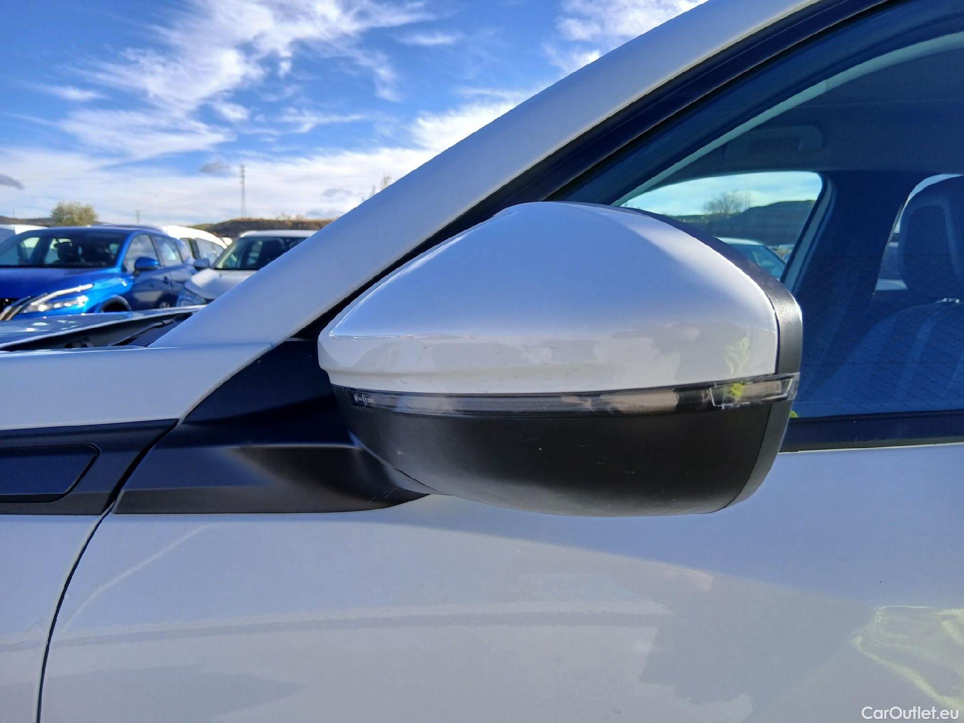  Peugeot  2008 PEUGEOT  / 2019 / 5P / todoterreno Allure Puretech 100 S&S BVM6 (CX) #5