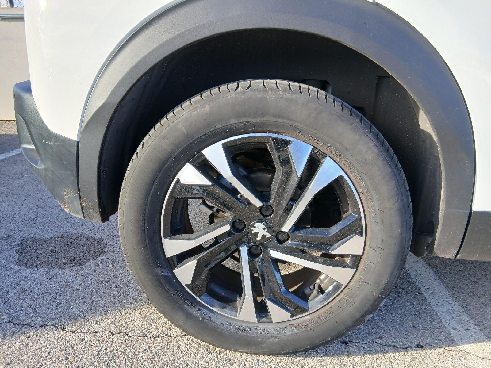  Peugeot  2008 PEUGEOT  / 2019 / 5P / todoterreno Allure Puretech 100 S&S BVM6 (CX) #33