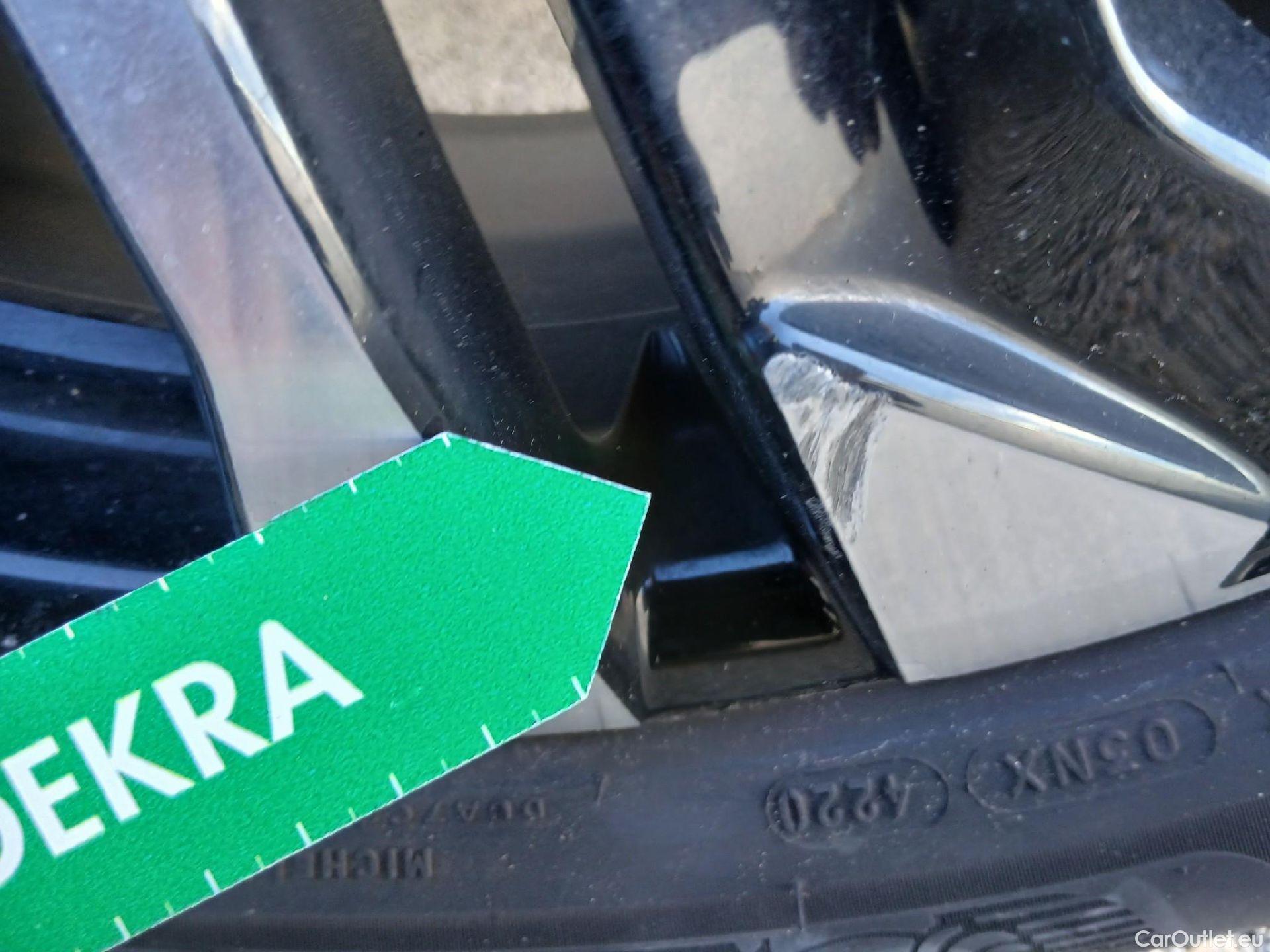  Peugeot  2008 PEUGEOT  / 2019 / 5P / todoterreno Allure Puretech 100 S&S BVM6 (CX) #26