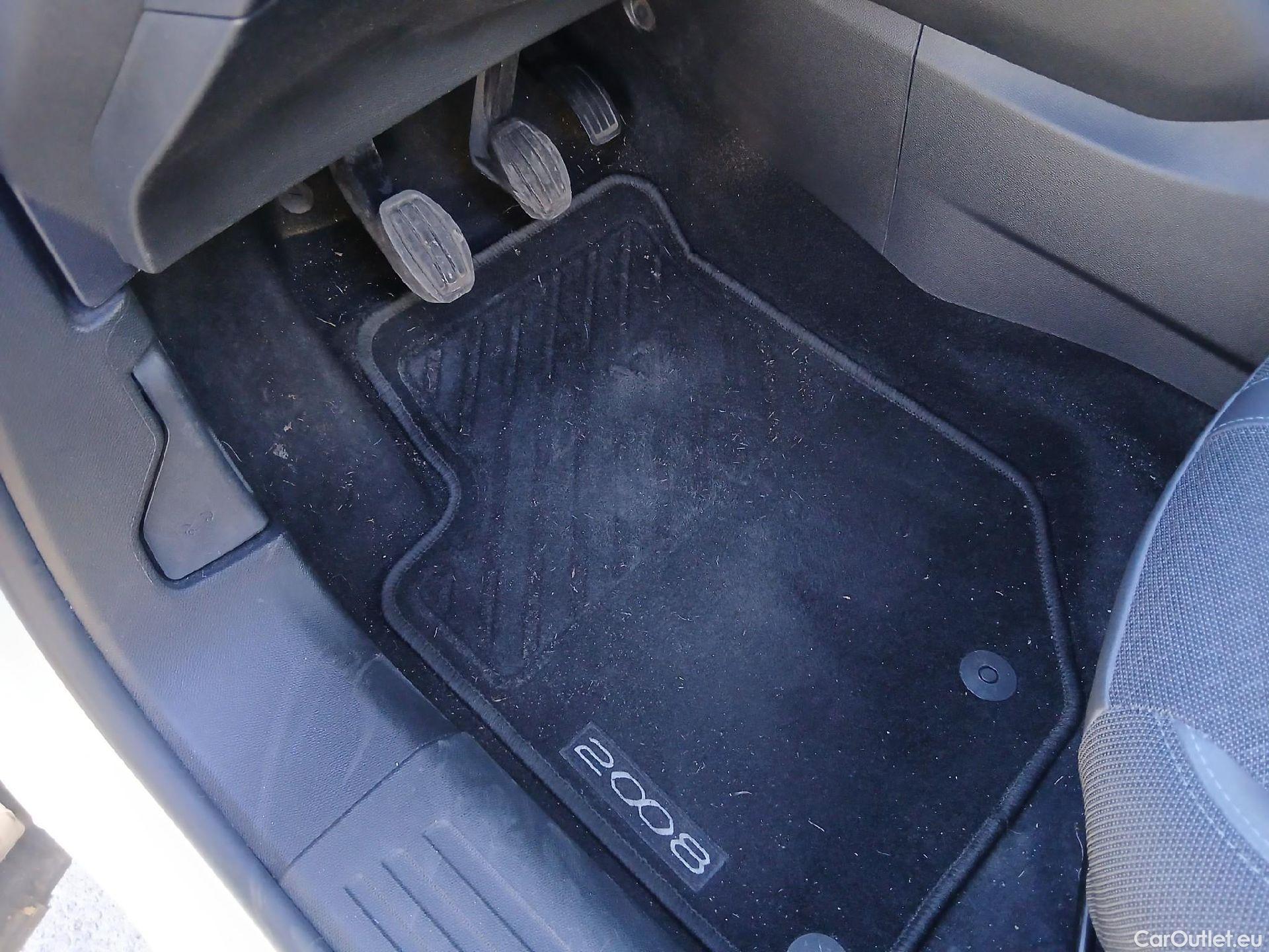  Peugeot  2008 PEUGEOT  / 2019 / 5P / todoterreno Allure Puretech 100 S&S BVM6 (CX) #31