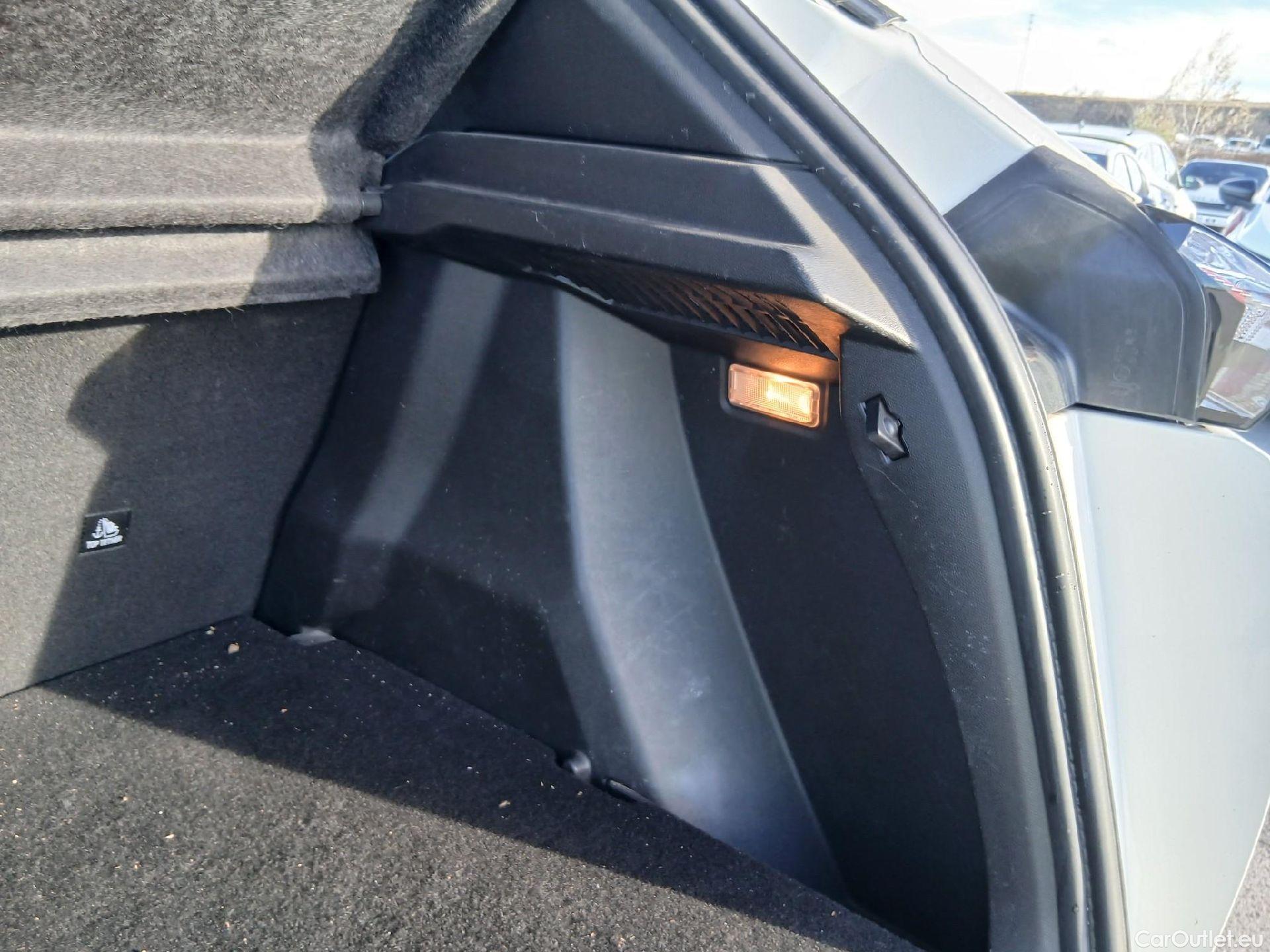  Peugeot  2008 PEUGEOT  / 2019 / 5P / todoterreno Allure Puretech 100 S&S BVM6 (CX) #18