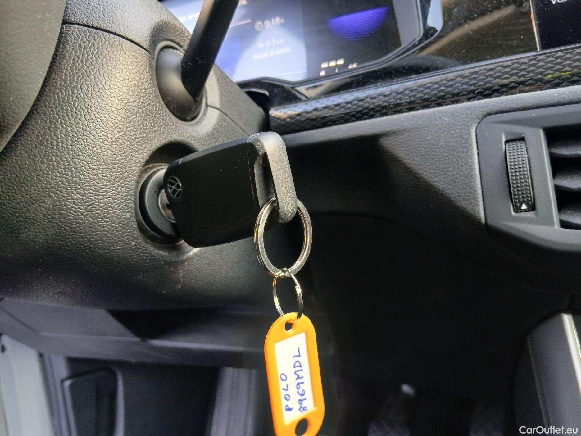  Volkswagen  Polo VOLKSWAGEN  / 2021 / 5P / berlina con portón Life 1.0 TSI 70kW (95CV) #1