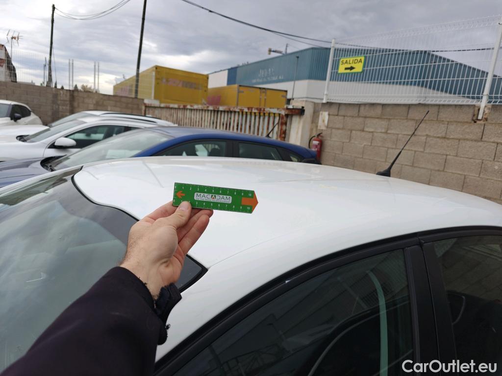  Peugeot  208 PEUGEOT  / 2015 / 5P / berlina con portón 5P Signature 1.2L PureTech 81KW (110CV) #9