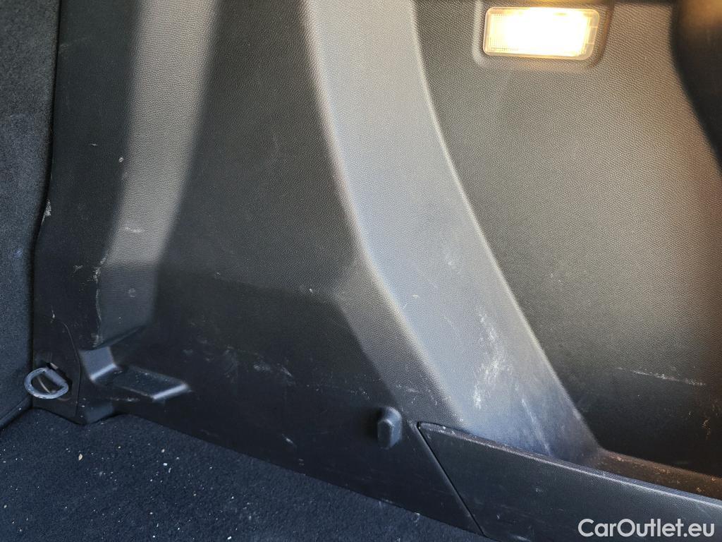  Peugeot  2008 PEUGEOT  / 2019 / 5P / todoterreno Active Puretech 100 S&S BVM6 #52