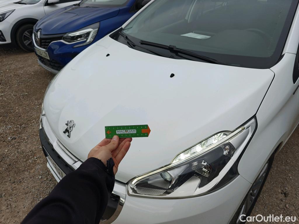  Peugeot  208 PEUGEOT  / 2015 / 5P / berlina con portón 5P Signature 1.2L PureTech 81KW (110CV) #1