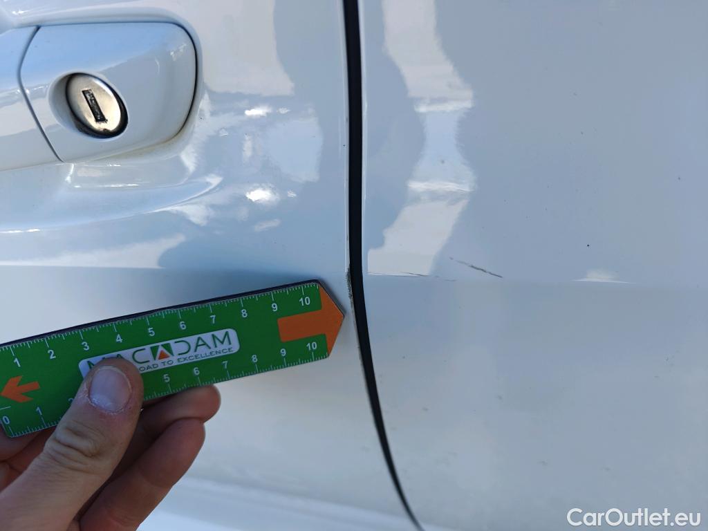  Peugeot  208 PEUGEOT  / 2019 / 5P / berlina con portón BlueHDi 73kW (100CV) Allure #32