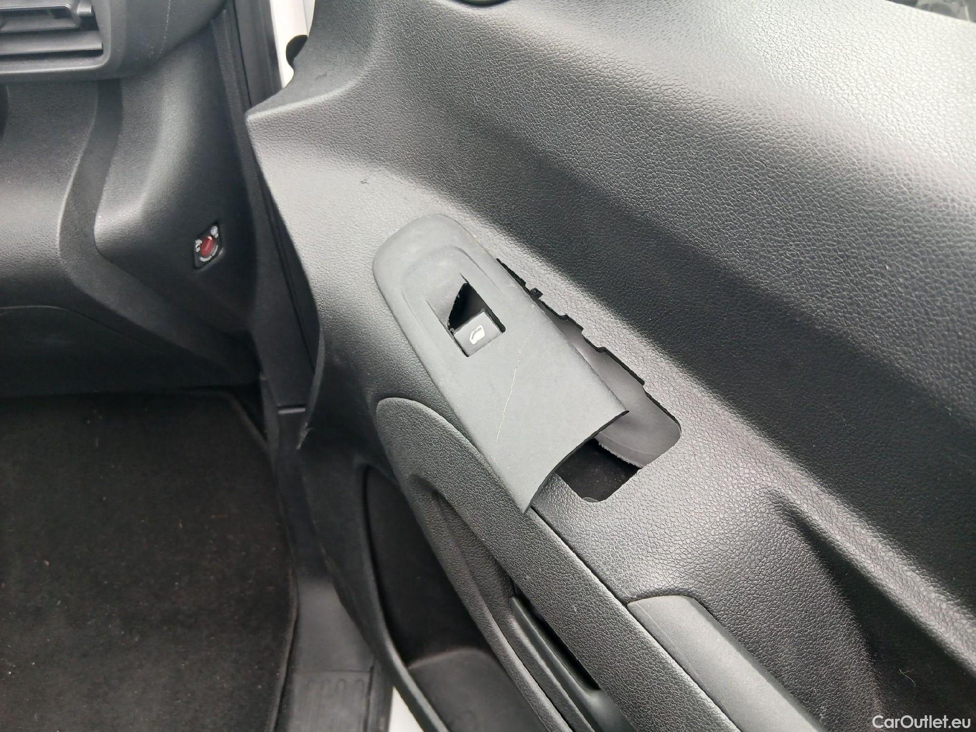  Citroen  Berlingo CITROEN  / 2018 / 4P / combi Talla M BlueHDi 100 LIVE (AC) #27