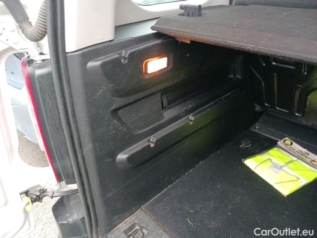  Citroen  Berlingo CITROEN  / 2015 / 4P / combi Talla M BlueHDi 100 S&S LIVE (IND) #19