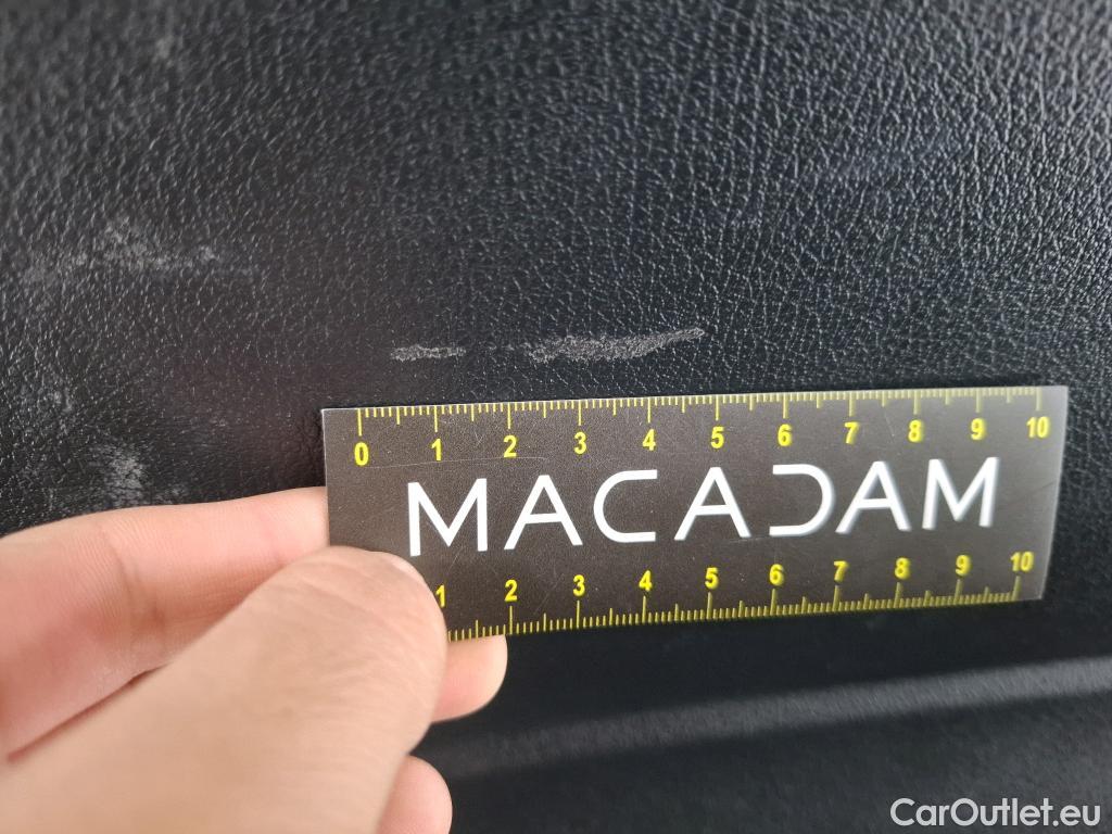  Mercedes  A-Klasse MERCEDES-BENZ Classe A Compact / 2018 / 5P / Berline A 180 d AMG Line 8G-DCT #63