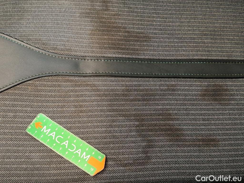  Peugeot  3008 PEUGEOT  / 2020 / 5P / SUV 1.6 HYBRID 225 E-EAT8 Allure Pack #32