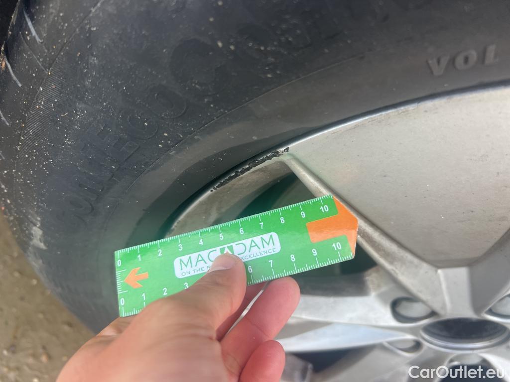  Volvo  XC60 VOLVO  / 2017 / 5P / todoterreno 2.0 B4 D Momentum Pro Auto #4