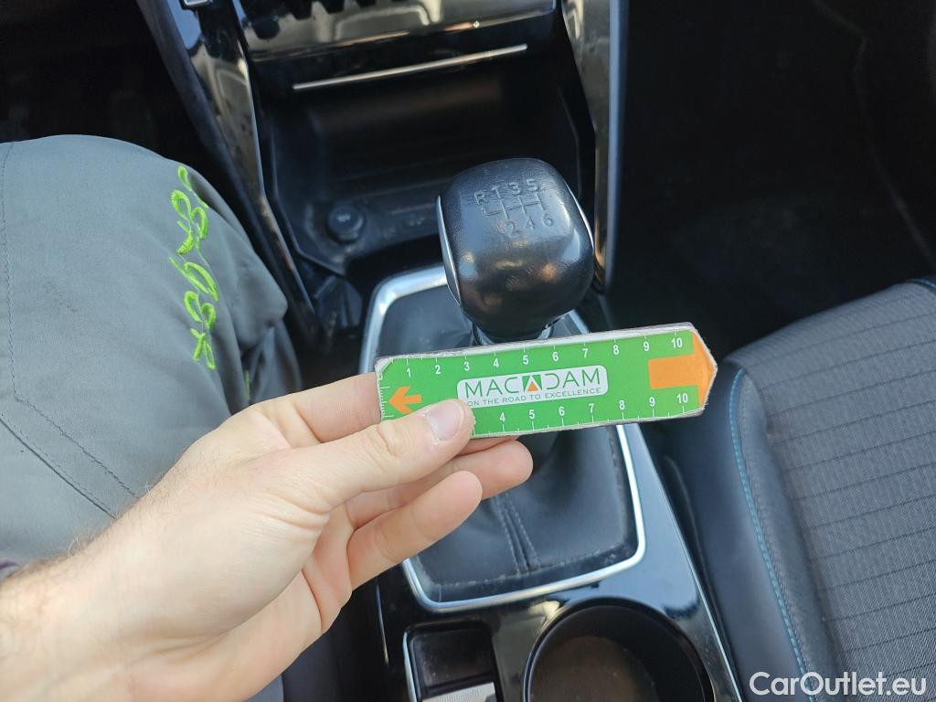  Peugeot  2008 PEUGEOT  / 2019 / 5P / todoterreno Allure BlueHDI 81kW (110CV) #19