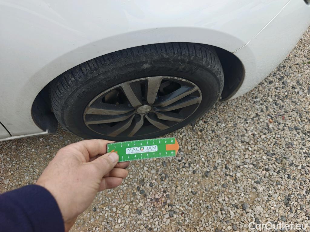  Peugeot  308 PEUGEOT  / 2017 / 5P / berlina con portón 5p Style BlueHDi 130 S&S #1