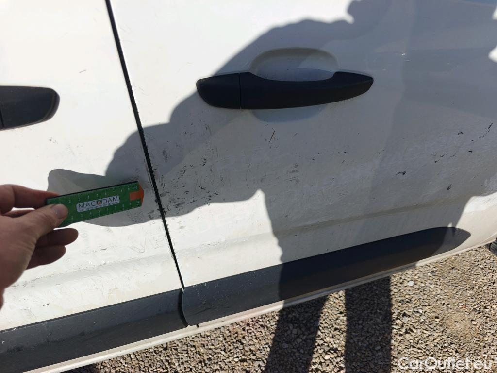  Citroen  Berlingo CITROEN  / 2018 / 4P / combi Talla M BlueHDi 100 LIVE (AC) #19