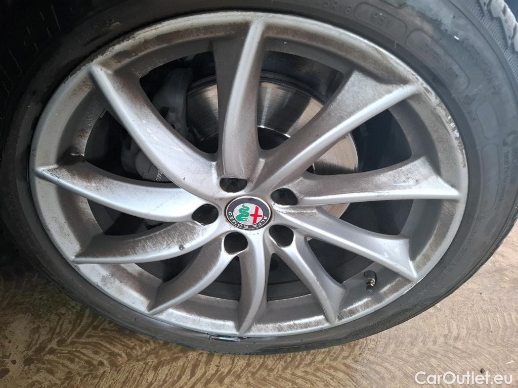  Alfa Romeo  Giulietta ALFA ROMEO Giulia / 2016 / 4P / Berline 2.2 160ch AT8 Sprint #32