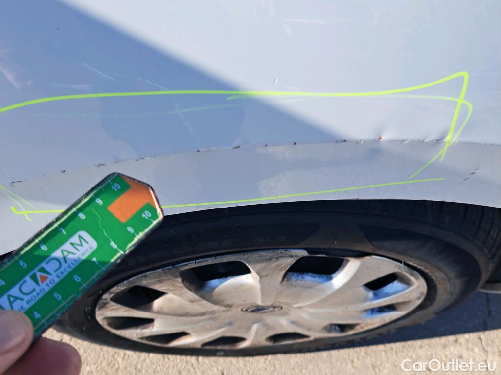  Nissan  Micra NISSAN  / 2017 / 5P / berlina con portón IG-T 68 kW (92 CV) E6D-F Acenta Sprint #8