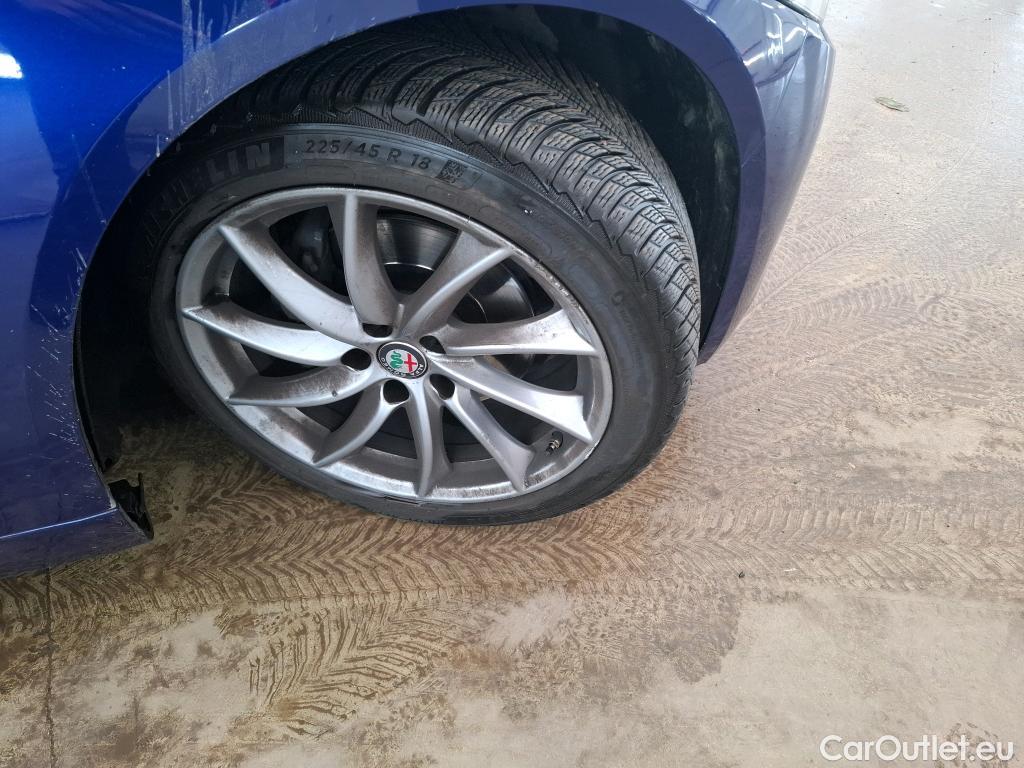  Alfa Romeo  Giulietta ALFA ROMEO Giulia / 2016 / 4P / Berline 2.2 160ch AT8 Sprint #31