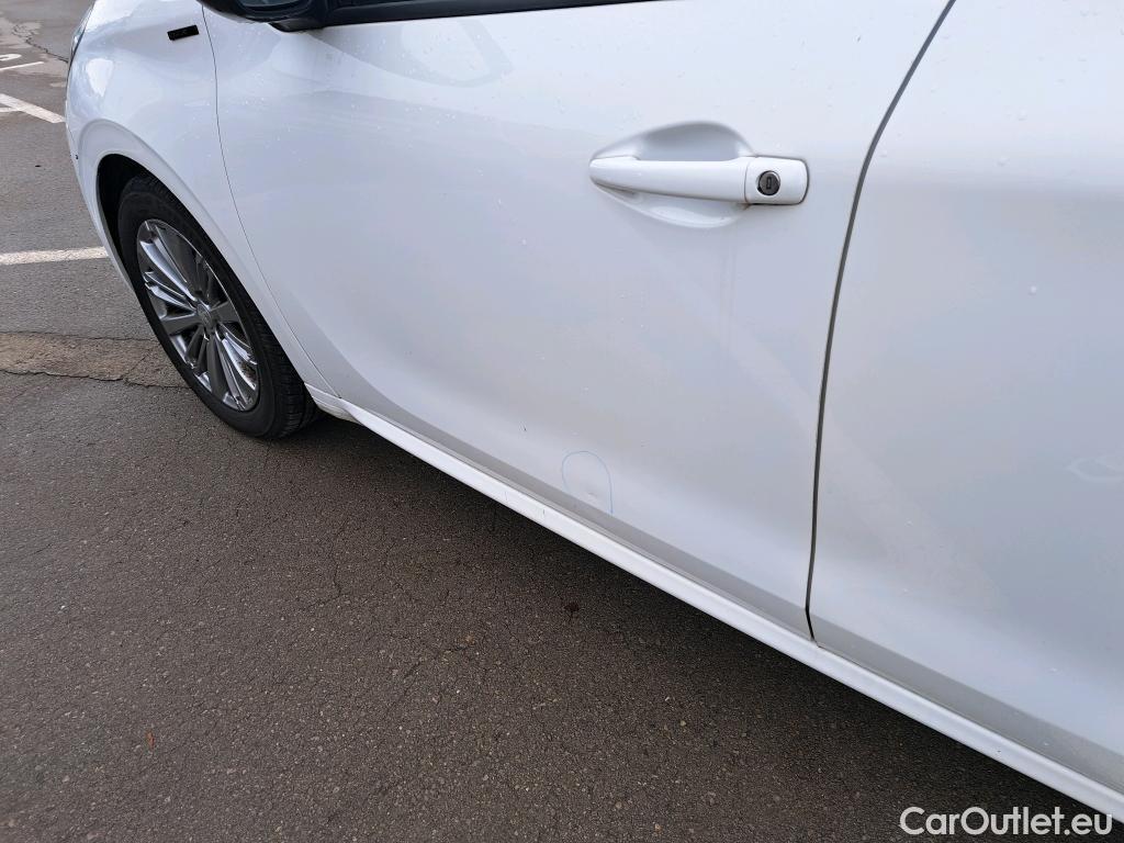  Peugeot  208 PEUGEOT  / 2015 / 5P / berlina con portón 5P Signature 1.2L PureTech 81KW (110CV) (AC) #10