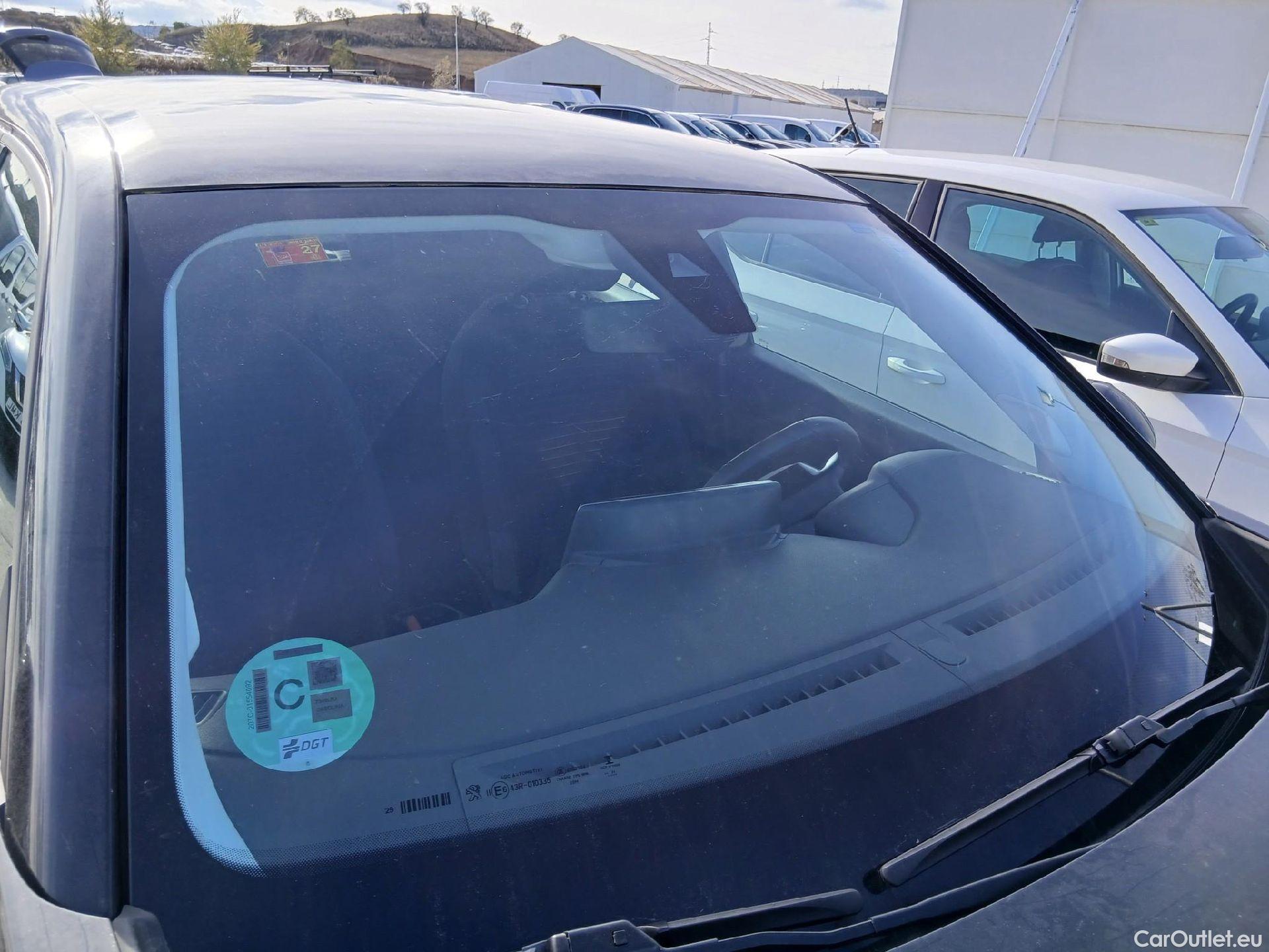  Peugeot  2008 PEUGEOT  / 2019 / 5P / todoterreno Active Puretech 100 S&S BVM6 #2