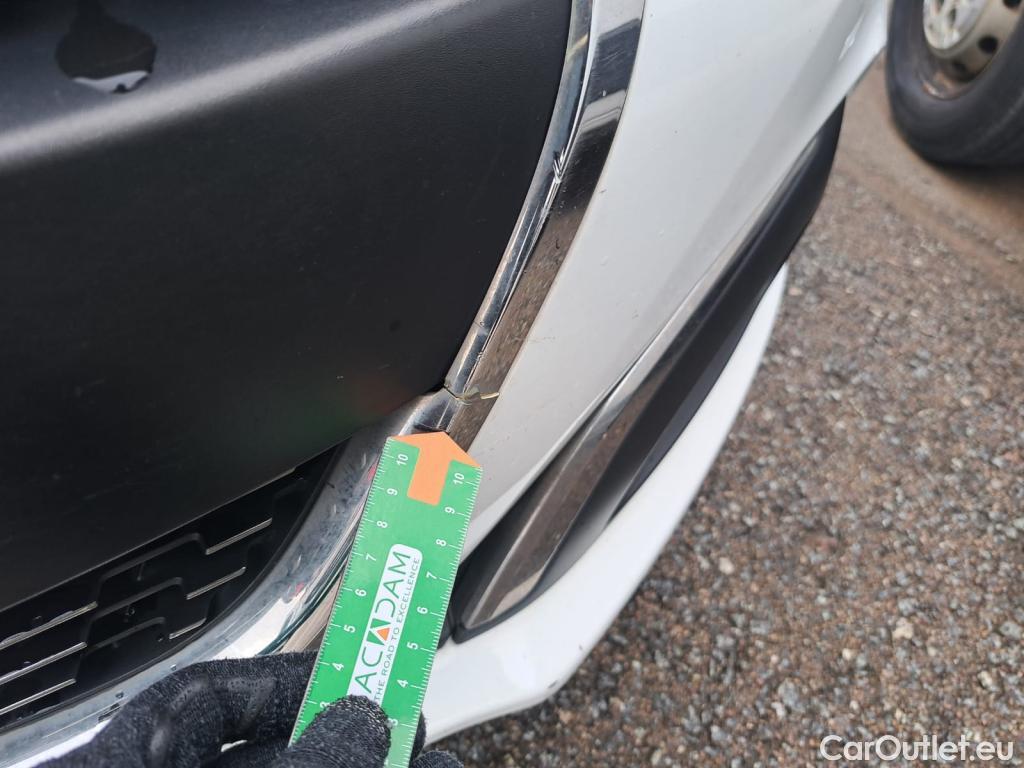  Peugeot  208 PEUGEOT  / 2015 / 5P / berlina con portón 5P Signature 1.2L PureTech 81KW (110CV) (AC) #3