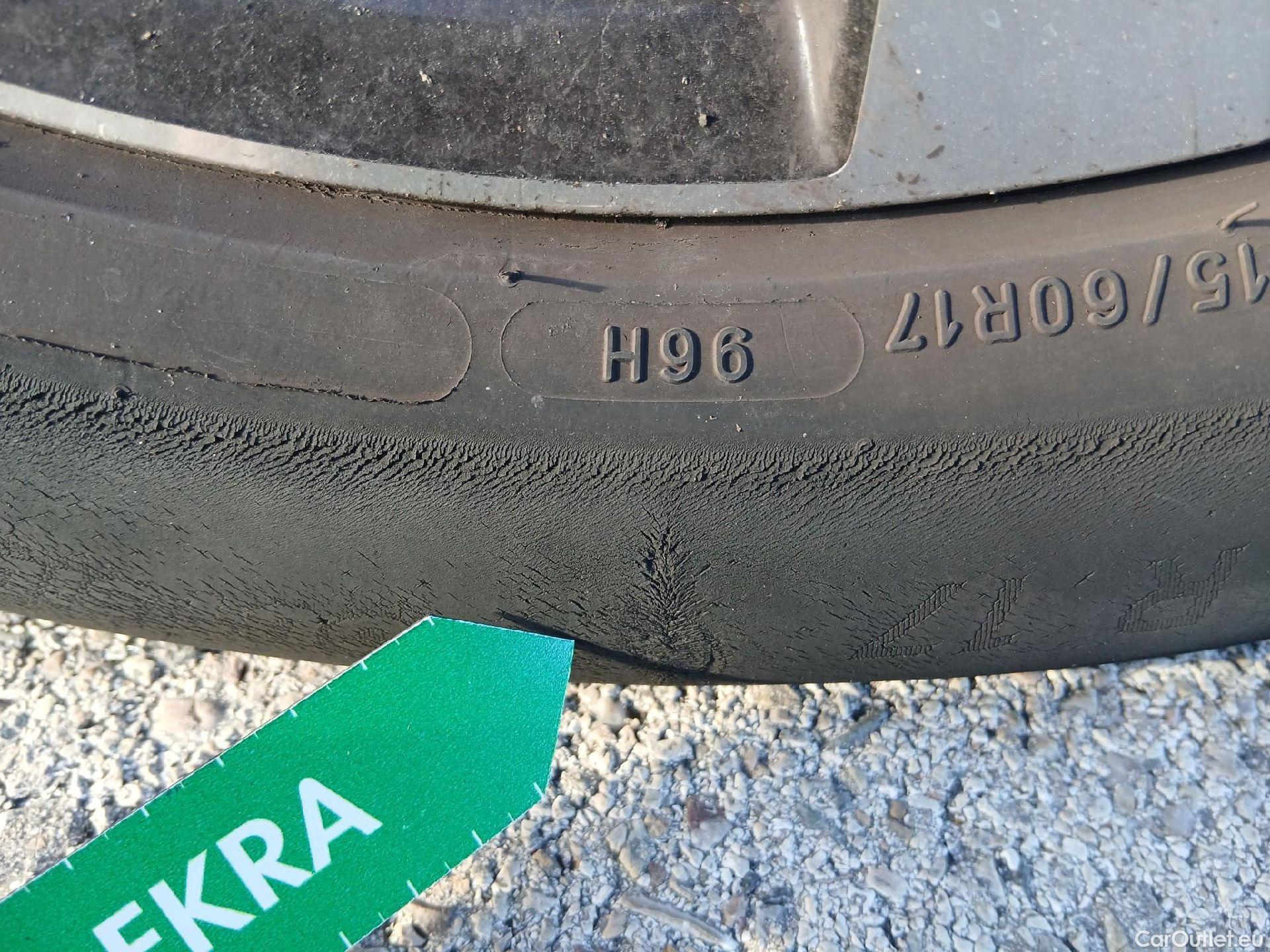  Peugeot  2008 PEUGEOT  / 2019 / 5P / todoterreno Allure Puretech 100 S&S BVM6 (CX) #24