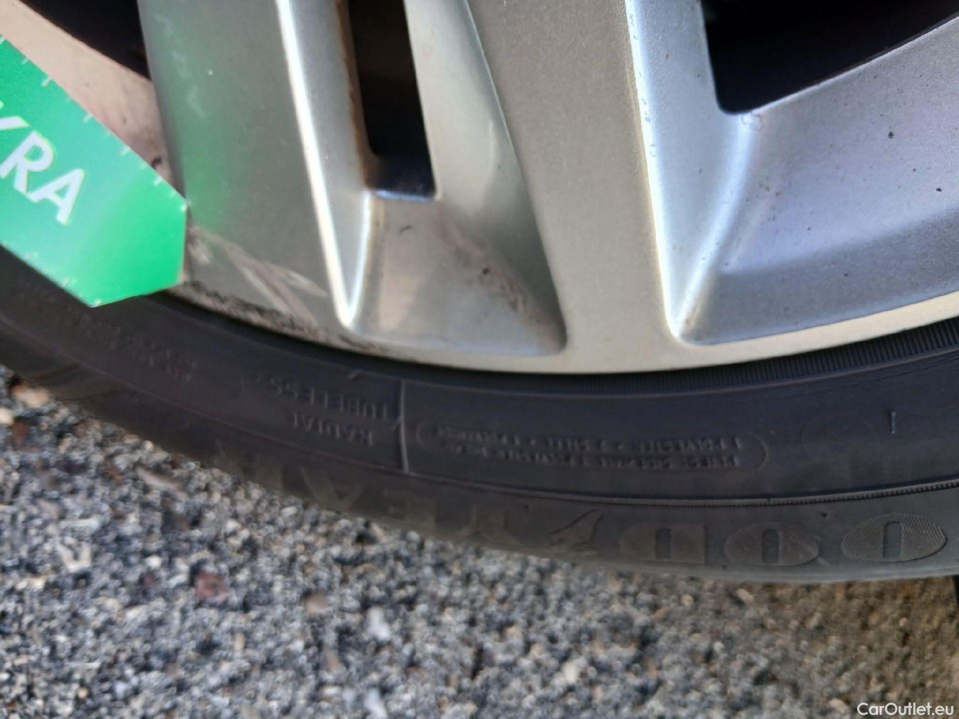  Peugeot  308 PEUGEOT  / 2017 / 5P / berlina con portón 5p Active Pack PureTech 110 S&S (AC) #2