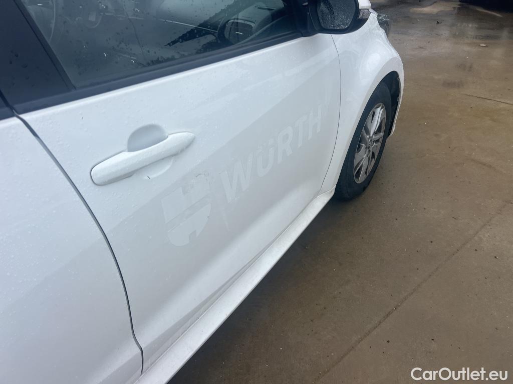  Toyota  Yaris TOYOTA  / 2020 / 5P / berlina con portón 1.5 120H Business Plus #2